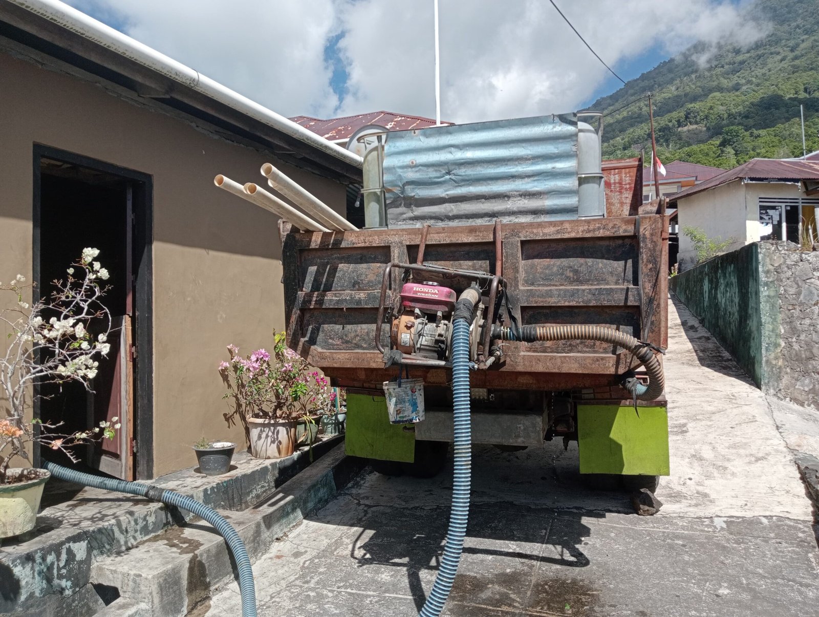Pemkel Bersama PT. BPRS Bobato Lestari Menyalurkan Air Bersih Bagi Warga Topo