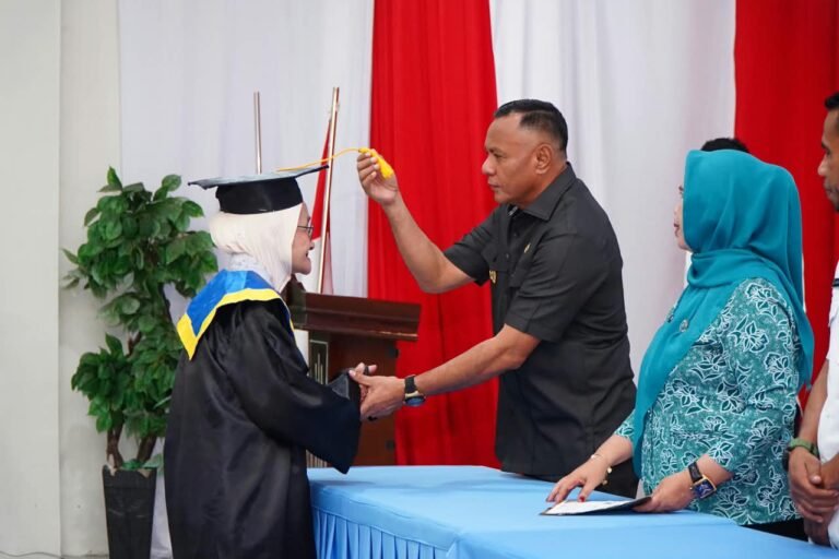 35 Siswa Lansia Pelangi Senja Resmi Diwisuda